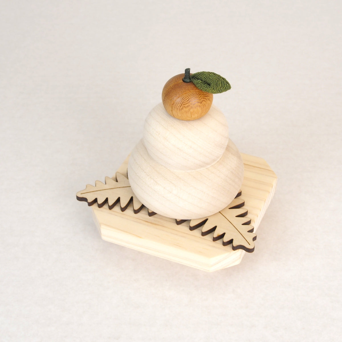 てのひらサイズの鏡餅　ウラジロ＆選べる2色の木製台座付き