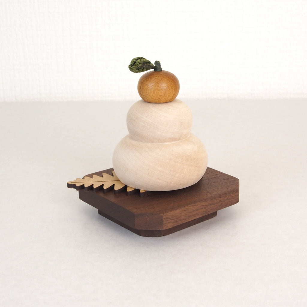 てのひらサイズの鏡餅　ウラジロ＆選べる2色の木製台座付き