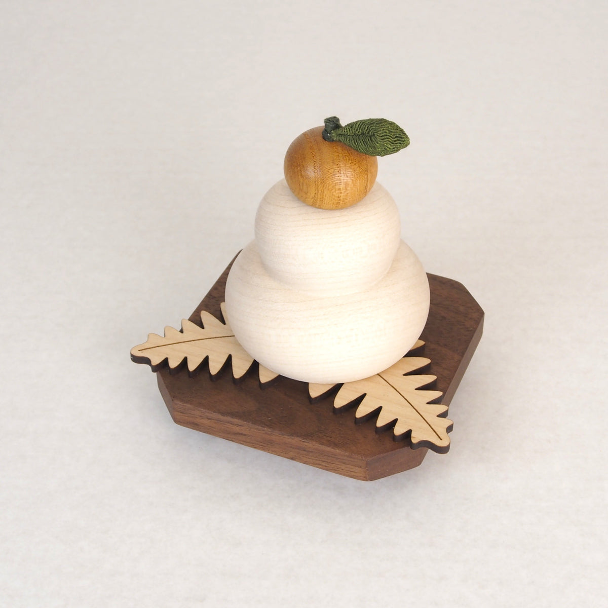 てのひらサイズの鏡餅　ウラジロ＆選べる2色の木製台座付き