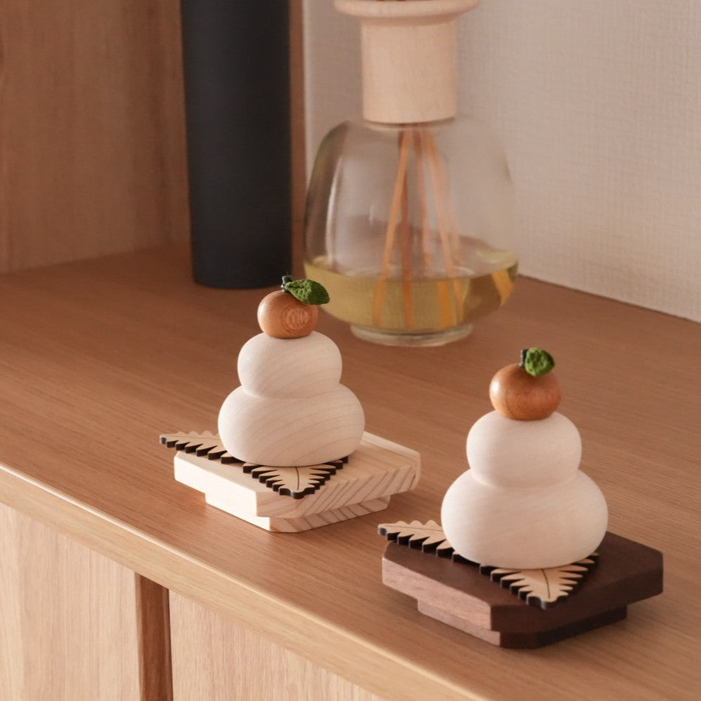 てのひらサイズの鏡餅　ウラジロ＆選べる2色の木製台座付き