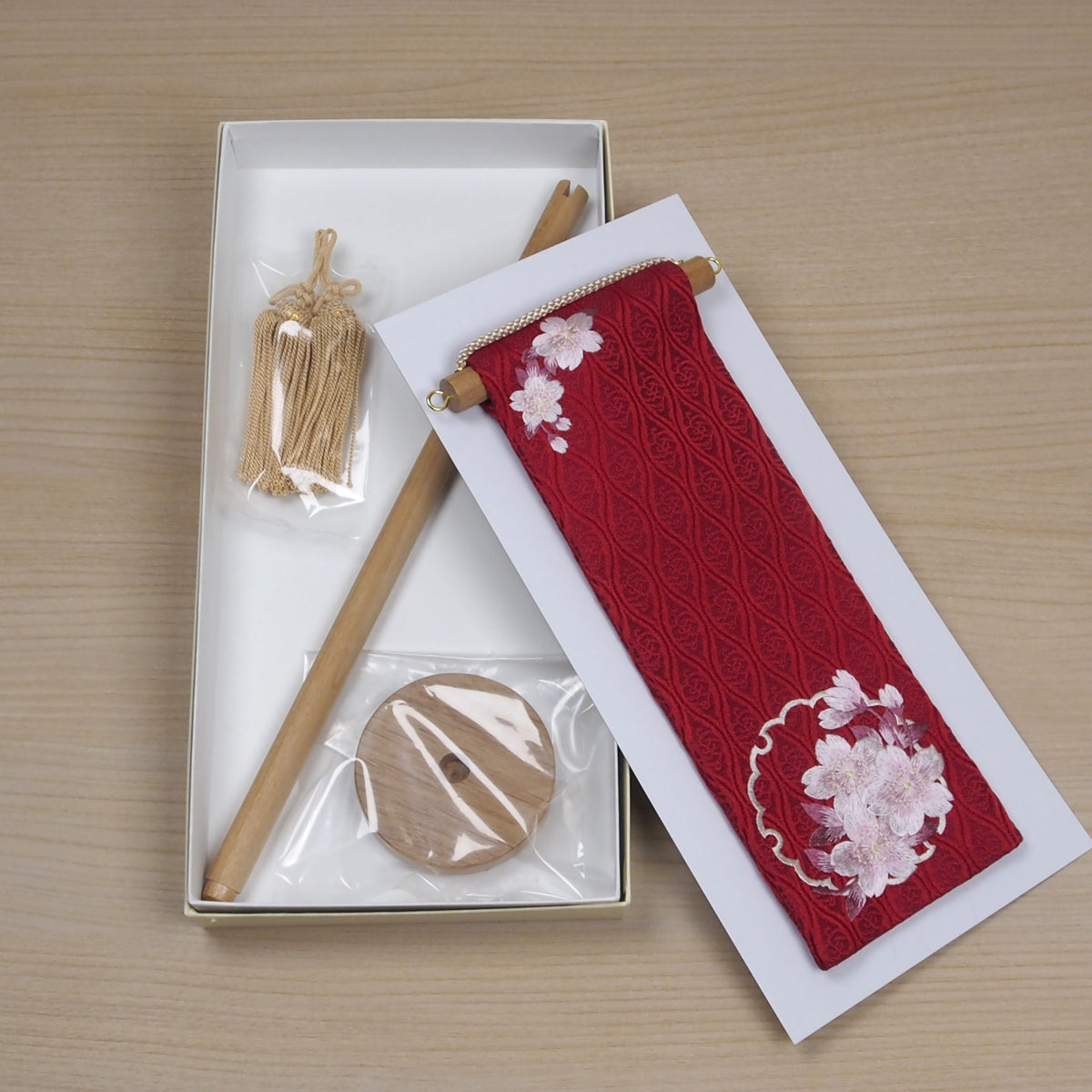 選べる3色　金襴名前旗 立涌 雪輪桜
